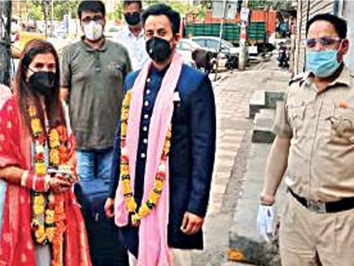 marriage in coronavirus lockdown: कोरोना वायरस लॉकडाउन में शादी, सिर्फ दो  मेहमान, पुलिस की जिप्सी में विदाई - wedding in coronavirus lockdown with  two policemen as guests police gypsy for vidaai in