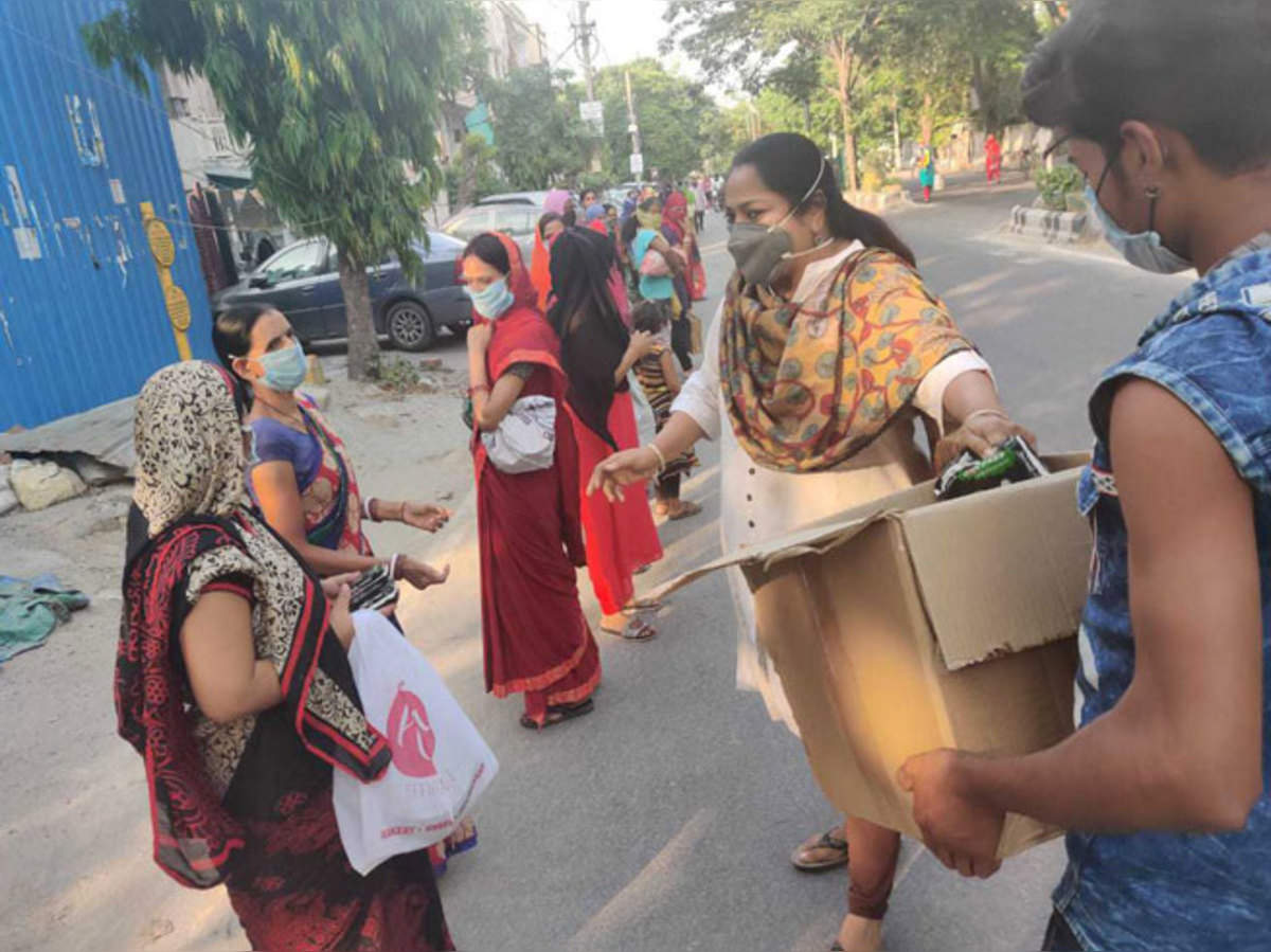 Relief In Lockdown Area स न टर न पक न बच च क क त ब गर ब क मदद द रह ब ज प न त Sanitary Napkins Books For Children Bjp Leaders Helping The Poor Navbharat Times