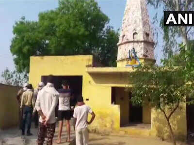 मंदिर परिसर में सो रहे दो साधुओं की हत्या, धारदार हथियार से वारदात को दिया अंजाम