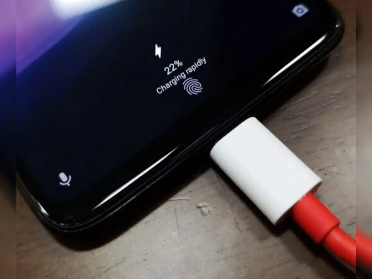 charging smartphone: स्मार्टफोन चार्ज करताना 'ही' काळजी घ्यायला हवी - remember these things before charging smartphone | Maharashtra Times