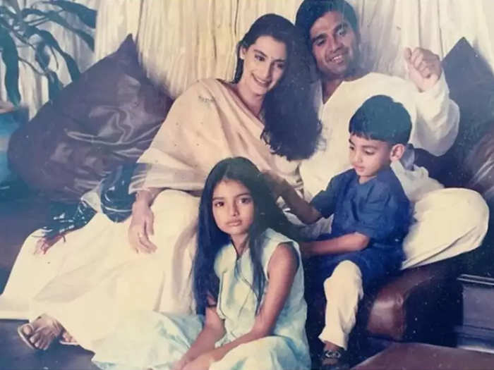 Athiya Shetty Throwback Photo अथ य श ट ट न श यर क बचपन क तस व र प र फ म ल द ख एकस थ Actress Athiya Shetty Shares A Throwback Photo With Her Family On Instagram Navbharat Times