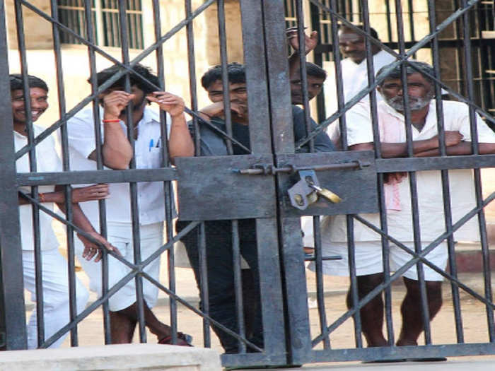 5 Prisons Of India Along With Arthur Road Jail Who Are Overcrowded With Prisoners 