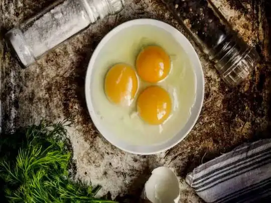 अंडा पूरा खाना चाहिए या फिर पीले वाले हिस्से को निकालकर, जरुर जानिए