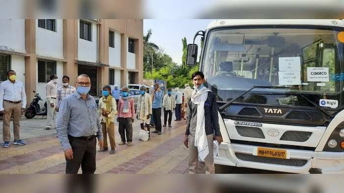 लॉकडाउनमुळे नागपुरात अडकलेल्या मध्य प्रदेशातील कामगारांना खासगी बसेसने त्यांच्या मूळ गावी रवाना करण्यात आले.