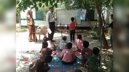 लॉकडाऊनमध्ये उघडल्या शाळा, सोशल डिस्टन्सिंगचा फज्जा