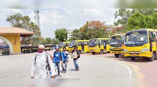 काँग्रेसच्या झेंड्याखाली श्रमिक निघाले गावाकडे