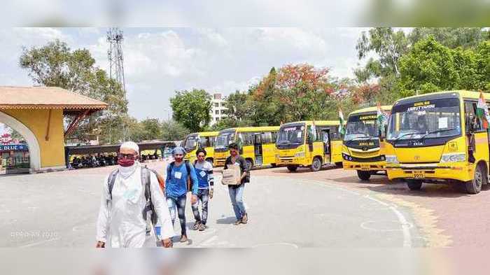 संगमनेर येथील उत्तर प्रदेशातील मजुरांना काँग्रेसचे झेंडे लावलेल्या अमृतवाहिनी शिक्षण संस्थेच्या बसेसमधून नगरच्या रेल्वे स्थानकावर आणण्यात आले.