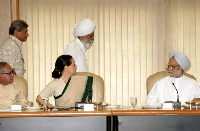 2004ರಲ್ಲಿ ಕಾಂಗ್ರೆಸ್ ಅಧ್ಯಕ್ಷೆ ಸೋನಿಯಾ ಗಾಂಧಿ ಜೊತೆಗೆ ಮನಮೋಹನ್ ಸಿಂಗ್