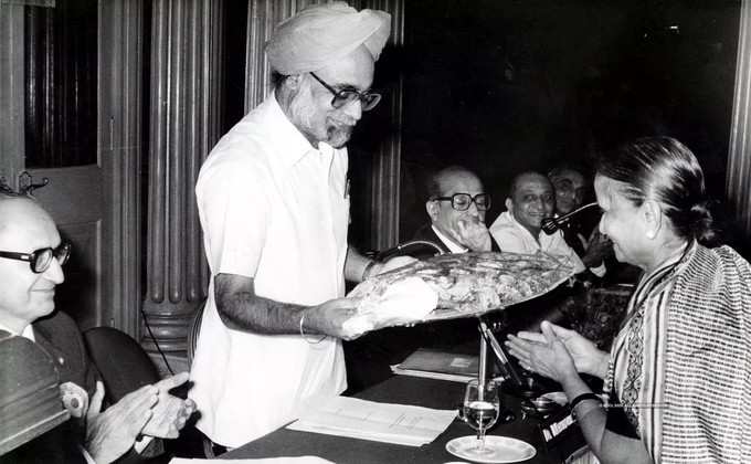 1982ರಲ್ಲಿ ಅನಿವಾಸಿ ಭಾರತೀಯ ಹೂಡಿಕೆಗಳ ಸಮಾವೇಶವನ್ನು ಉದ್ಘಾಟಿಸಿದ ಆರ್‌ಬಿಐ ಗವರ್ನರ್ ಮನಮೋಹನ್ ಸಿಂಗ್.
