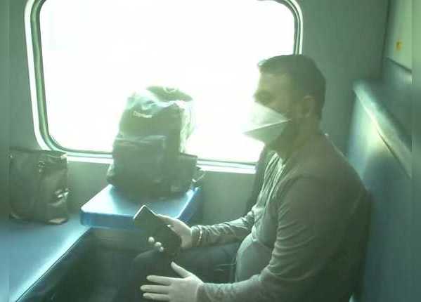 दिल्‍ली में ट्रेन पर सवार हुए पैसेंजर्स