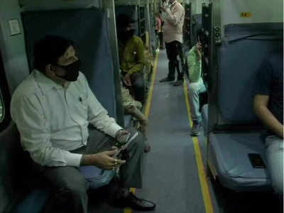 special train departure: नई दिल्ली से रवाना हुई स्पेशल ट्रेनें, सोशल डिस्टेंसिंग का पूरा ध्यान 