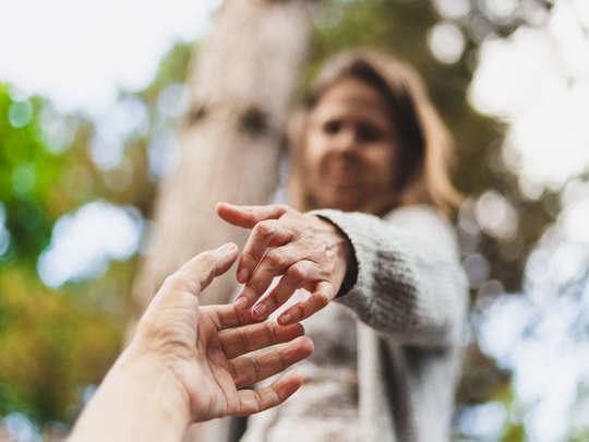 shaky hands: trembling of hands shaky hands or tremor neurological disorder  in hindi - Neurological Disorder: हाथ कांपने की समस्या है इस बीमारी का  इशारा - Navbharat Times