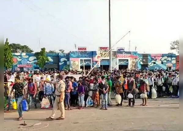 यात्रियों को हो रही स्टेशन से घर जाने की मुश्किल
