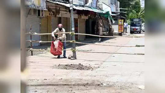 प्रतिबंधित क्षेत्रातून वडिलांना हलविले; पिता-पुत्रावर गुन्हा दाखल