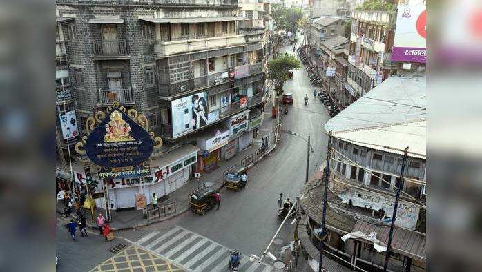 प्रमुख व्यापारी भाग असलेला लक्ष्मी रस्ता.  PUNE - Covid 19 - Always busy Laxmi road deserted on Wednesday. Pic by Shyam Sonar.