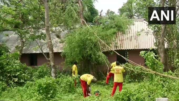 अम्फान के बाद राहत कार्य