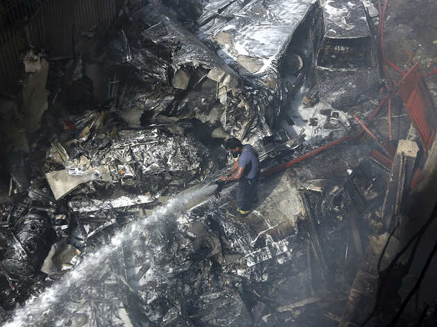 आसमान से गिरी मौत: तस्वीरों में देखें, प्लेन क्रैश के बाद टुकड़े बटोरती कराची की ये कॉलोनी आसमान से गिरी मौत: तस्वीरों में देखें, प्लेन क्रैश के बाद टुकड़े बटोरती कराची की ये कॉलोनी