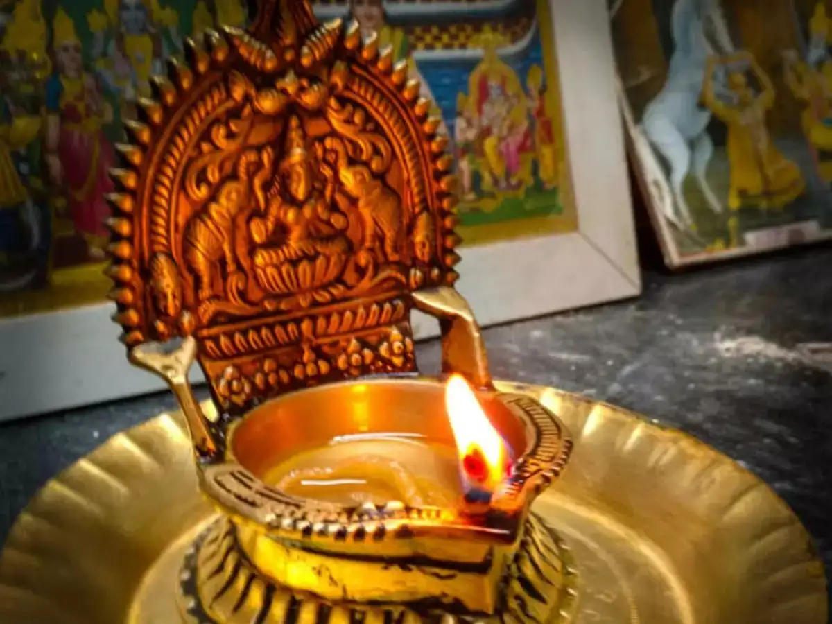 Best Oil For Pooja Deepam: தீபம் ஏற்ற வேண்டிய திசைகள் - எந்த எண்ணெய்  பயன்படுத்தினால் பலன் அதிகம்? - which deepam oil is best for puja and their  significance in tamil | Samayam Tamil
