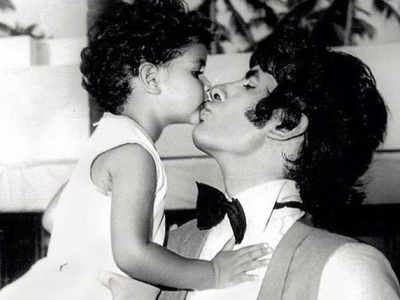 जानिए, अमर अकबर एंथनी के सेट पर अमिताभ बच्चन को KISS करती यह बच्ची कौन है 