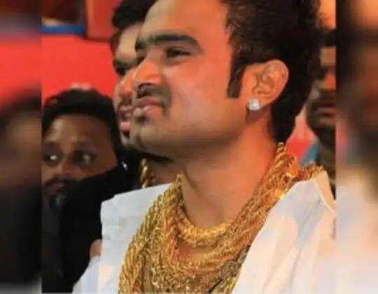 Pune Based Golden Man Sunny Waghchuore Gets New Golden Shoes I Am Gujarat