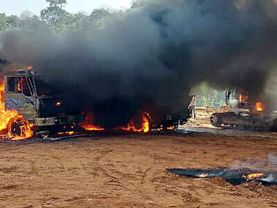 Naxalites set fire to vehicles