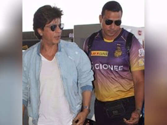 shahrukh khan bodyguard ravi singh salary: बॉलिवुड के सबसे महंगे बॉडीगार्ड हैं रवि सिंह, शाहरुख खान की सिक्यॉरिटी के लिए लेते हैं इतनी सैलरी - Navbharat Times