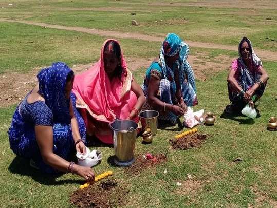 Corona Devi Puja story: अफवांचे पीकः ...