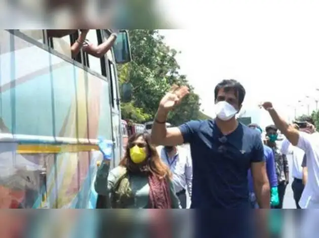 शिवसेना ने साधा सोनू सूद पर निशाना, राजनीतिक साजिश का लगाया आरोप