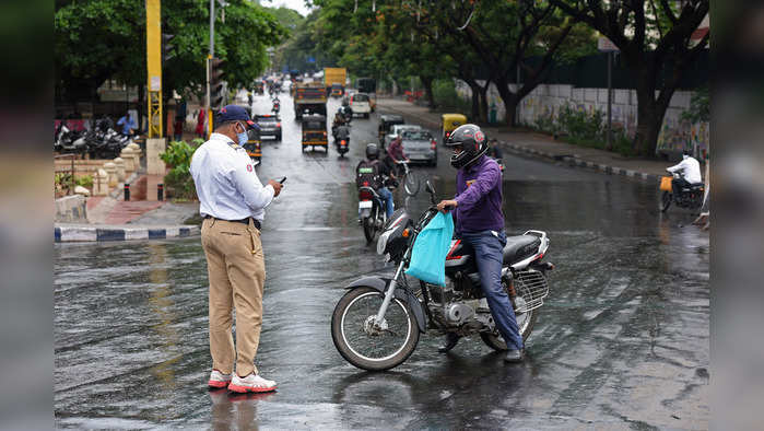 शहरात वाहतुकीच्या नियमांचा भंग करून, बेशिस्तपणे वाहने चालवणाऱ्या नागरिकांवर वाहतूक पोलिसांनी कारवाई सुरू केली आहे.  अमित रुके