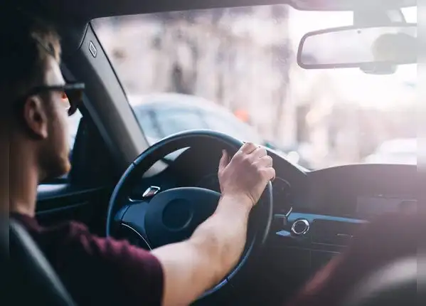 ड्राइविंग करते हुए