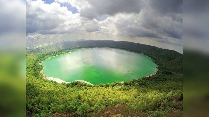 लोणार सरोवराचे पाणी झाले लाल; मंगळ ग्रहाशी काय संबंध? वाचा