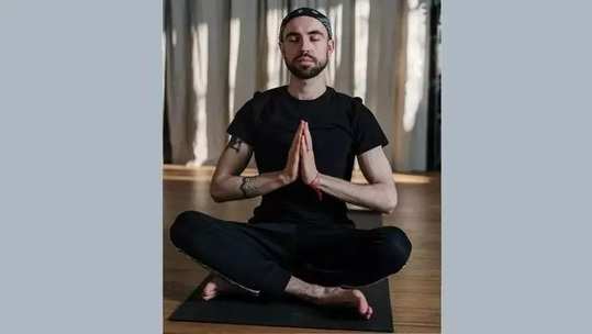 <strong>Yoga Benefits For Men's Health :</strong> योग केल्याने पुरुषांना मिळतात ‘हे’ अद्भुत फायदे, मेंदू आणि हृदय राहतं निरोगी!