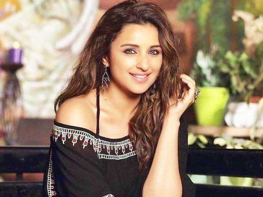 parineeti chopra fashion disaster: जब स्टेज पर आउट ऑफ कंट्रोल हो गई परिणीति  चोपड़ा की ड्रेस, पब्लिक के बीच होना पड़ा गया यूं शर्मसार - parineeti chopra  in green mini dress oops