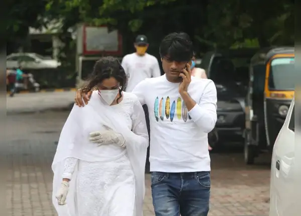 परिवार का दर्द बांटने सुशांत के घर पहुंचीं अंकिता लोखंडे