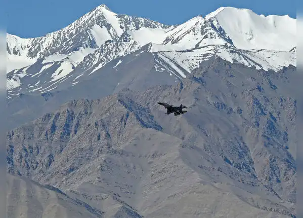 लद्दाख के आसमान में गरज रहे फाइटर एयरक्राफ्ट्स