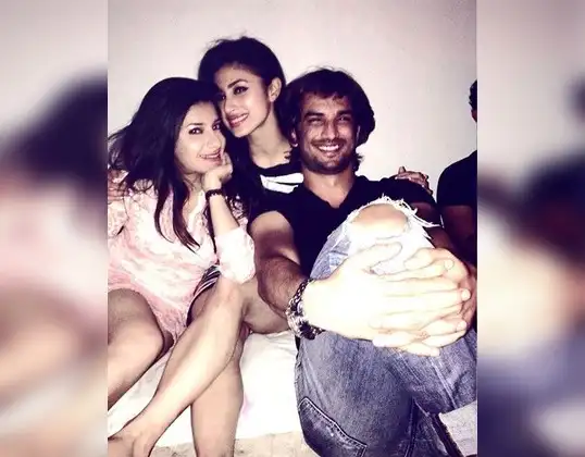 मौनी रॉय ने शेयर की पार्टी की वो तस्वीरें, जिनमें सुशांत और अंकिता भी हैं