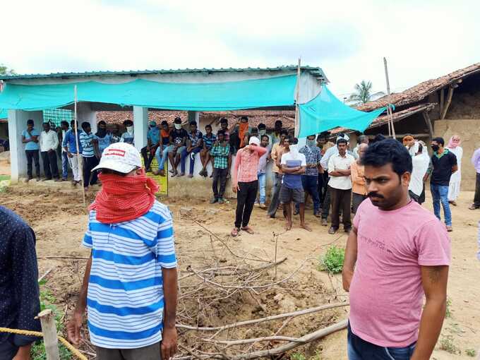 पानगाव येथील दुर्घटनेनंतर लोकांची झालेली गर्दी maharashtra times