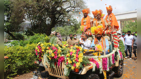 त्र्यंबक पोलिस ठाण्यात करोना योद्धांवर पुष्पवर्षाव