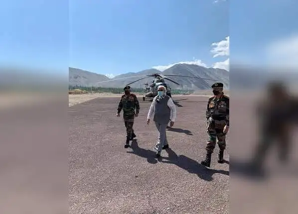 मिलिट्री चॉपर से धमाकेदार एंट्री