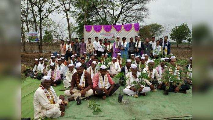 लोकवर्गणीतून करण्यात वितरित करण्यात आलेल्या रोपट्यांसह शेतकरी.