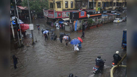 heavy rains in mumbai : मुंबईत पावसाचं धुमशान; पाणी तुंबले; पुढचे चोवीस तास जोरदार बरसणार