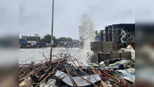 heavy rain in mumbai : मुंबईचा समुद्र खवळला; धडकी भरवणाऱ्या अजस्त्र लाटा उसळल्या