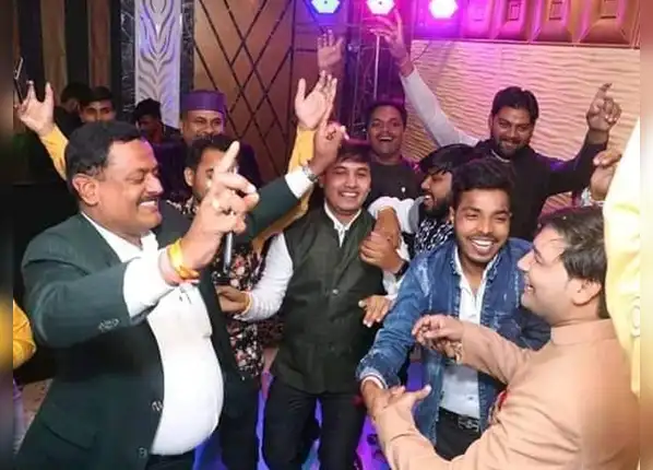 ​पार्टी में हर कोई पहुंचता था
