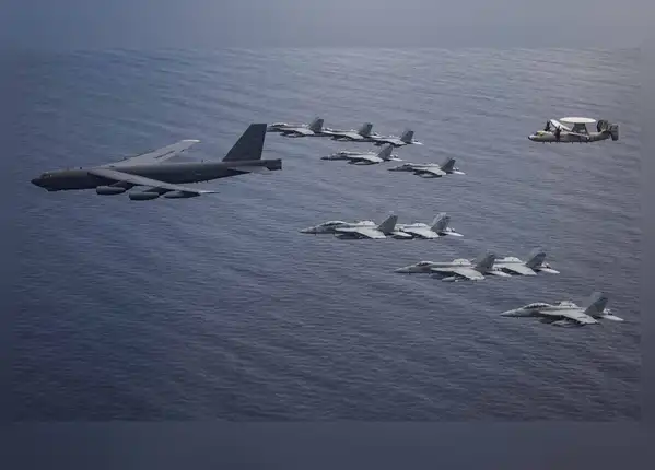 दक्षिण चीन सागर में एक साथ उड़े 11 फाइटर जेट