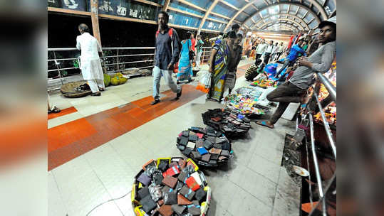 Hawkers in Lockdown: 'फेरीवाल्यांमुळे करोना पसरेल; परवानगी देणार नाही'