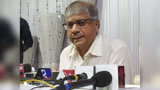 prakash ambedkar : फडणवीस हे महाराष्ट्राचे ज्योतिषी; सरकार कधी पडणार हे त्यांनाच माहीत: आंबेडकर