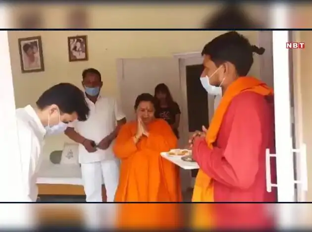 मंत्रोच्चार के साथ उमा भारती के घर ज्योतिरादित्य सिंधिया का स्वागत, सचिन पायलट पर साधी चुप्पी