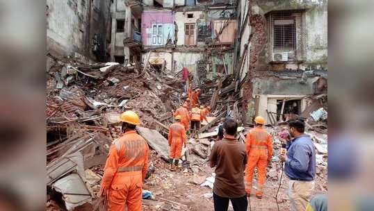 mumbai Building Collapse: फोर्ट इमारत दुर्घटना; मृतांच्या कुटुंबियांना ४ लाखांची मदत जाहीर