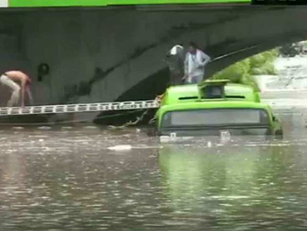 दिल्ली में बारिश से जलभराव, बस में फंस गए ड्राइवर-कंडक्टर