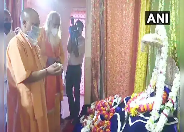 नए आसन पर बैठे भगवान राम के भाई